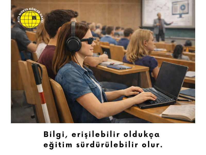 Önünde bilgisayarı ile anfide derse katılan görme engelli bir bir öğrenci ve arka planda anfide bulunan diğer öğrenciler.